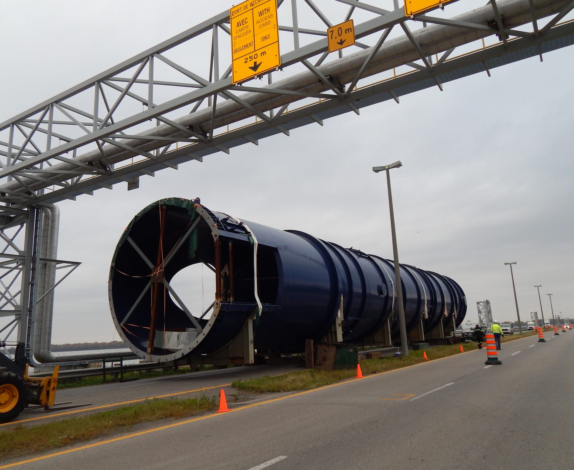 Les segments de la tour sur le rail de glissage, sous la structure d’acier, vus depuis la chaussée